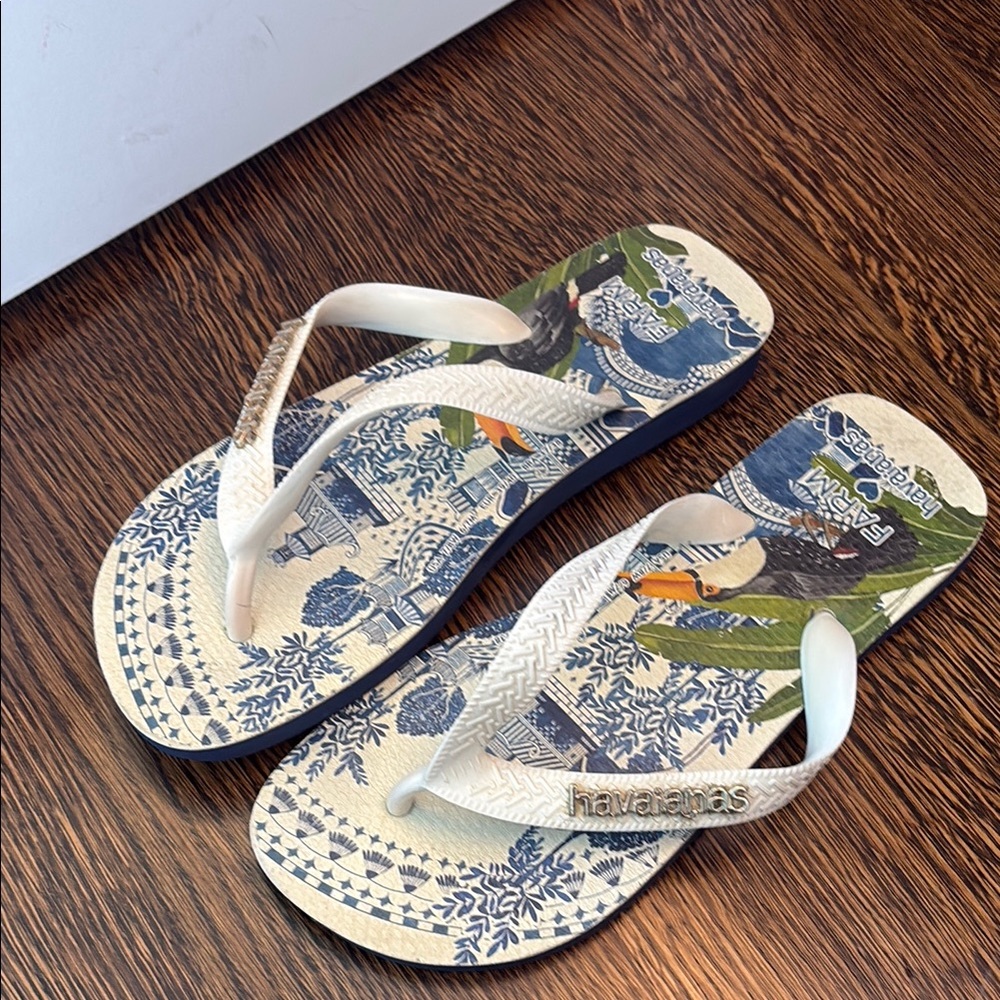 Havaianas Blue and Cream Graphic Flip Flops